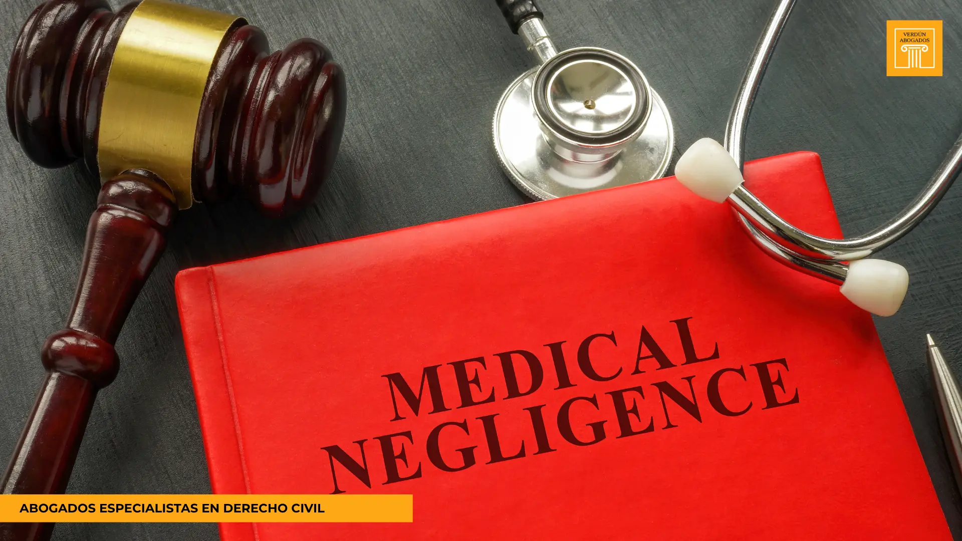 Documentación médica y estetoscopio para ilustrar una reclamación por negligencia médica