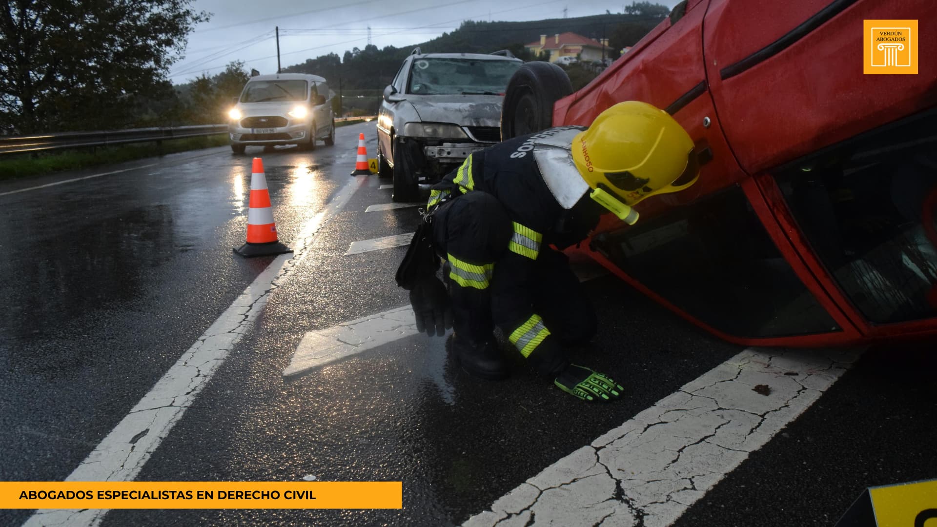 Accidente de tráfico entre dos vehículos en una carretera mojada con poca visibilidad al anochecer